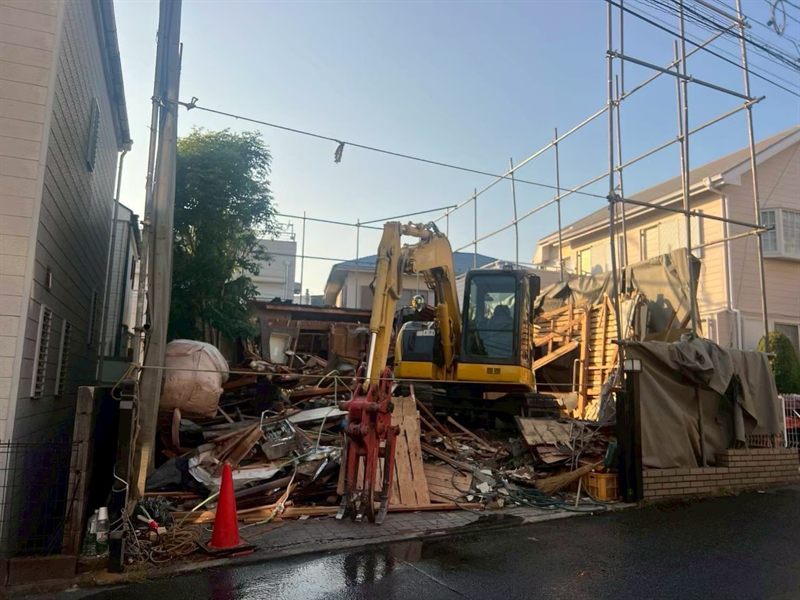 重機による木造2階建て住宅の解体