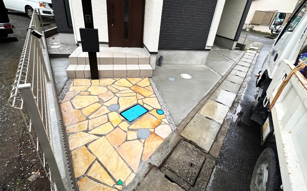 新築戸建ての玄関アプローチ 乱形石張り