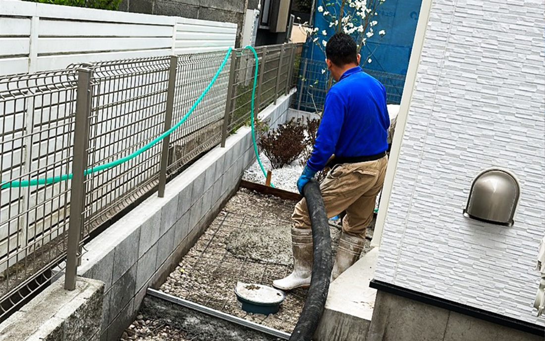 コンクリート打設中の職人